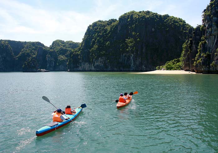 Chèo thuyền kayak trên Vịnh Lan Hạ