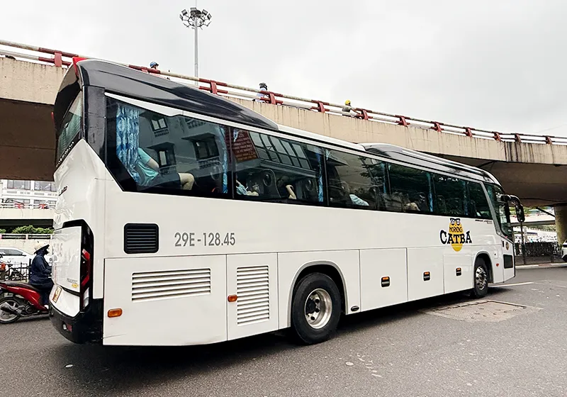 Di chuyển bằng xe khách du lịch từ Hà Nội đi Cát Bà