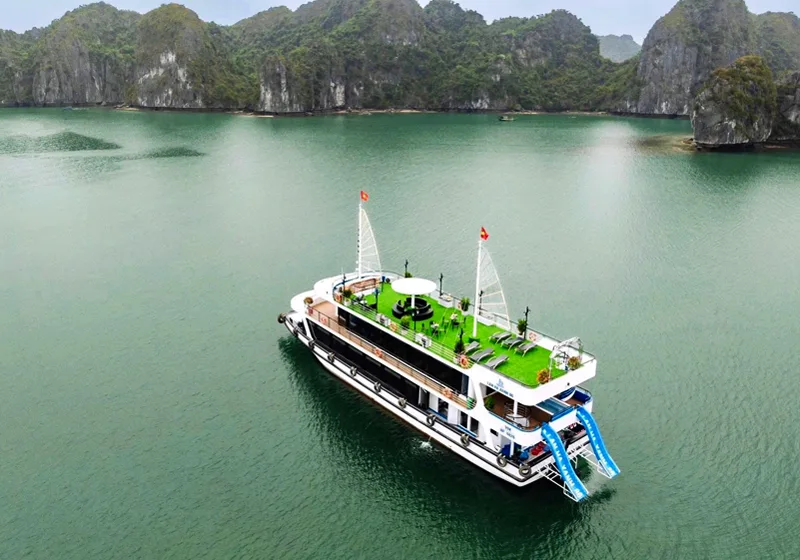 Tầu thăm vịnh lan hạ